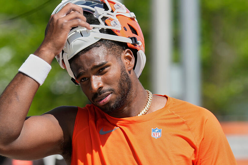 Dillon Gabriel sees his snap count rise following Shedeur Sanders second  speeding fine as former NFL GM reveals Browns strategy | Marca