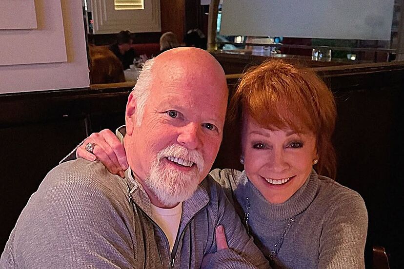 Reba McEntire couldn't be happier as she shares a romantic moment with boyfriend Rex Linn | Marca