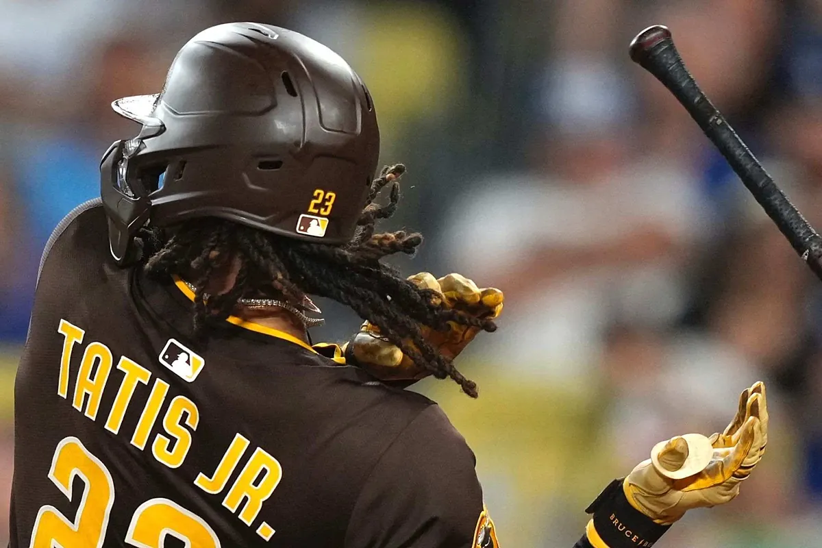 Fernando Tatis Jr. frightens Mookie Betts after getting hit