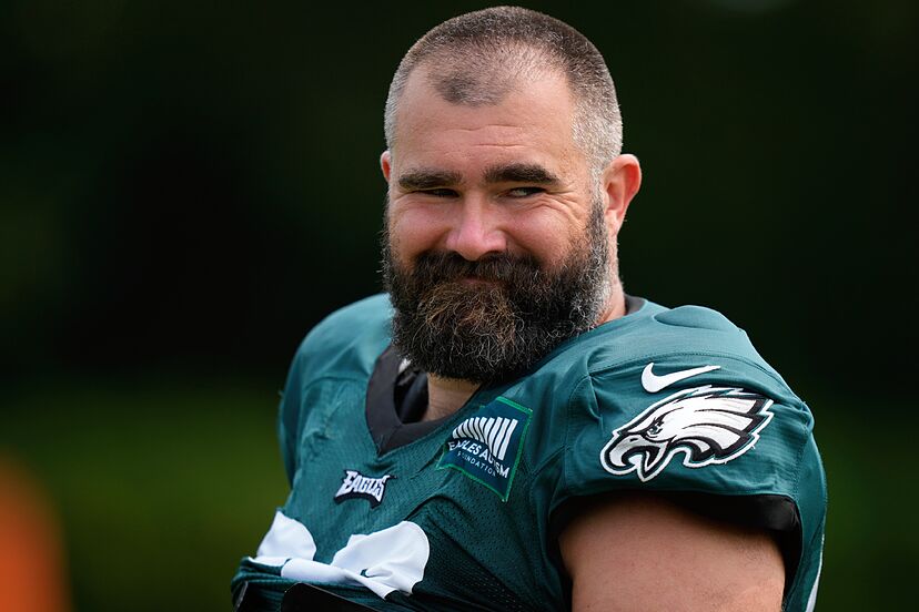 Jason Kelce loses it after Taylor Swift gets special treatment over his  wife Kylie... check out Travis' reaction! | Marca