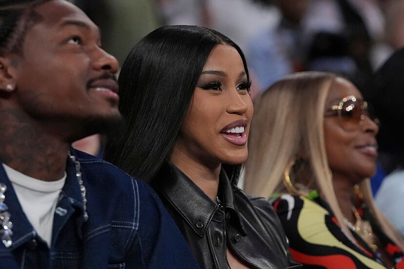 Cardi B. reacts violently to a question about whether or not she is  pregnant with Stefon Diggs | Marca