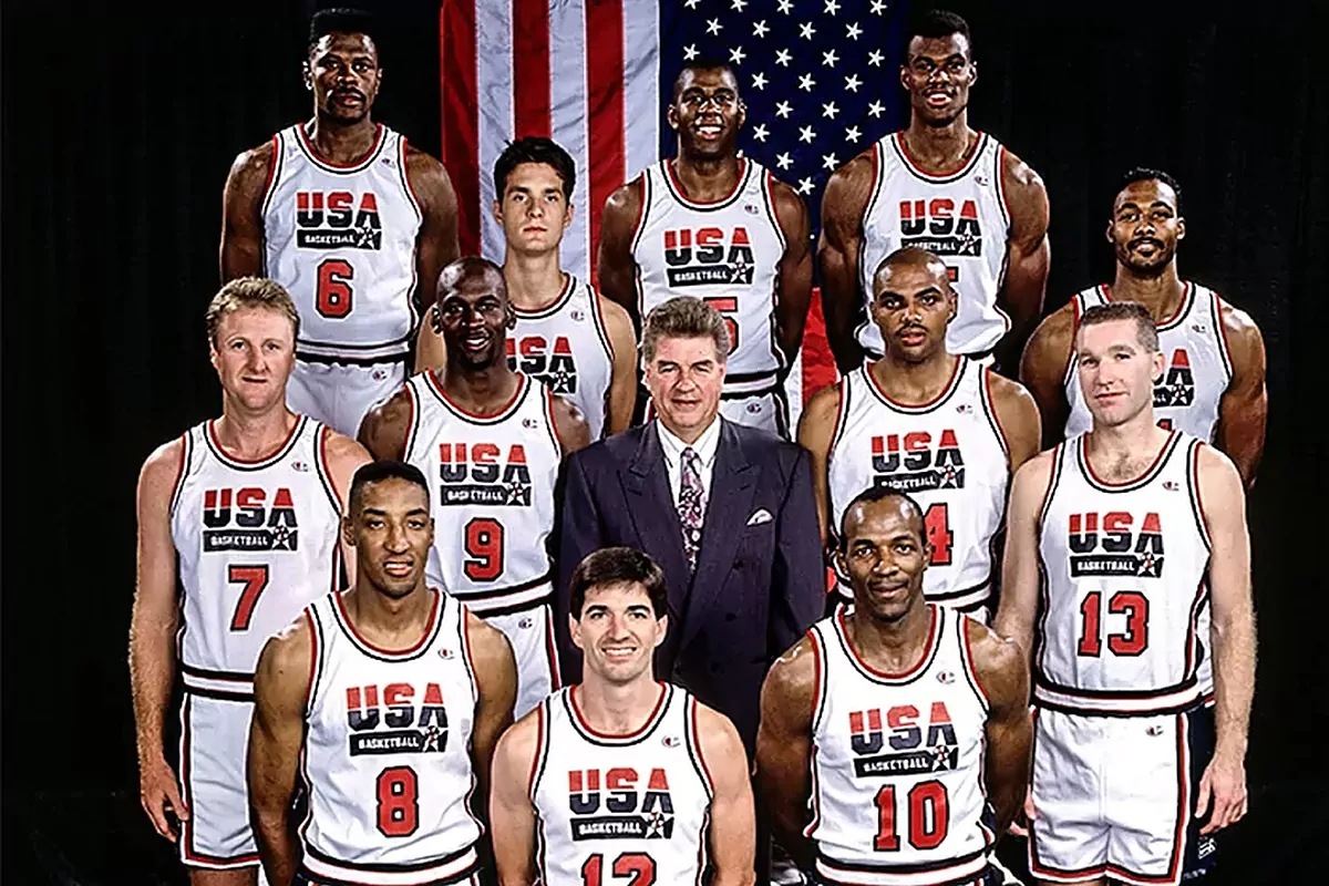 美品 Rare NBA USA DREAM TEAM 1998 HI5T0RY: World Cup Team Brings Home Unexpected Medal in 1998