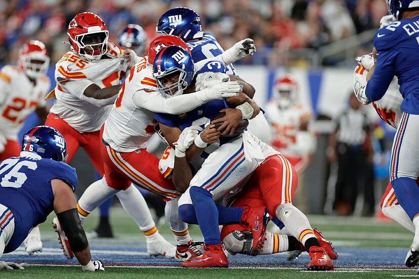 Chris Jones shuts down jersey swap with Russell Wilson after tonight's  shocking performance | Marca
