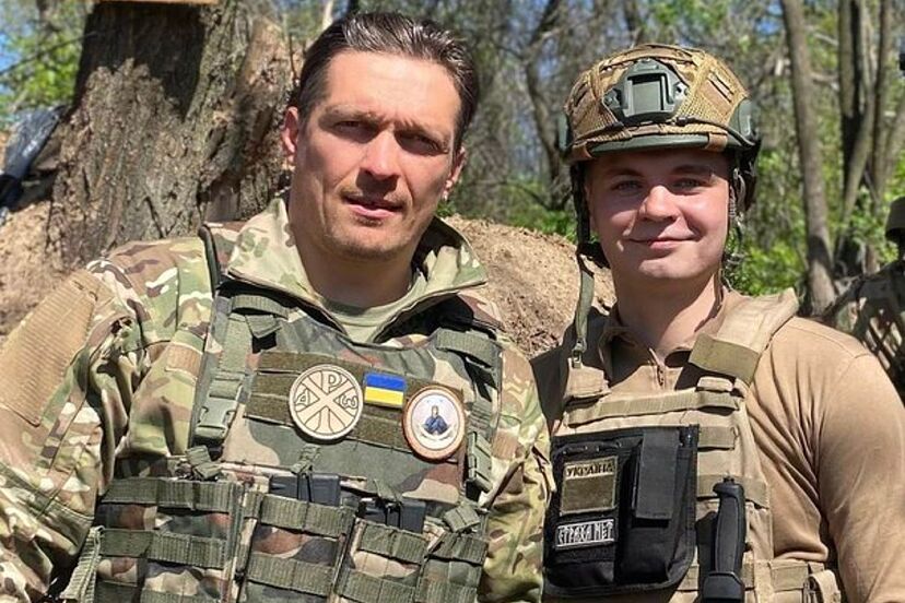 Boxing: Oleksandr Usyk fires a mortar artillery round in a recent visit to Ukraine frontlines | Marca