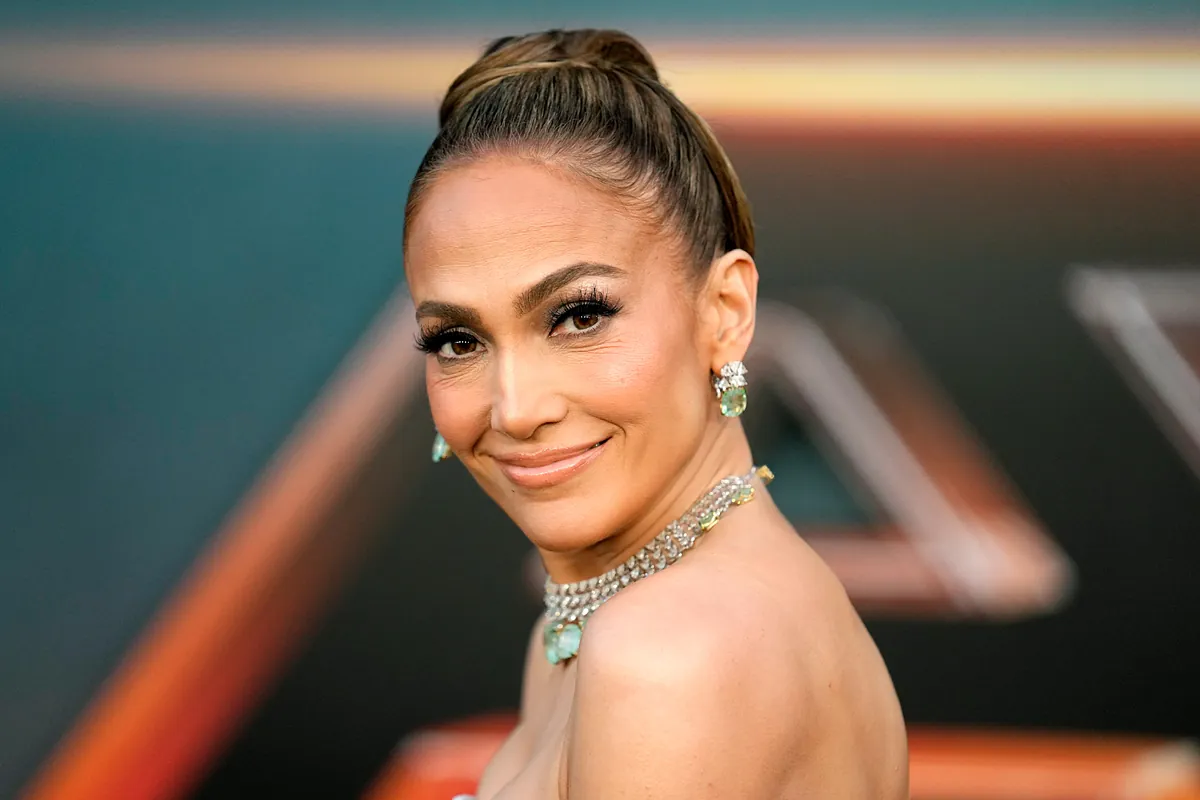 Jennifer Lopez laughs off miniskirt mishap during Poland performance