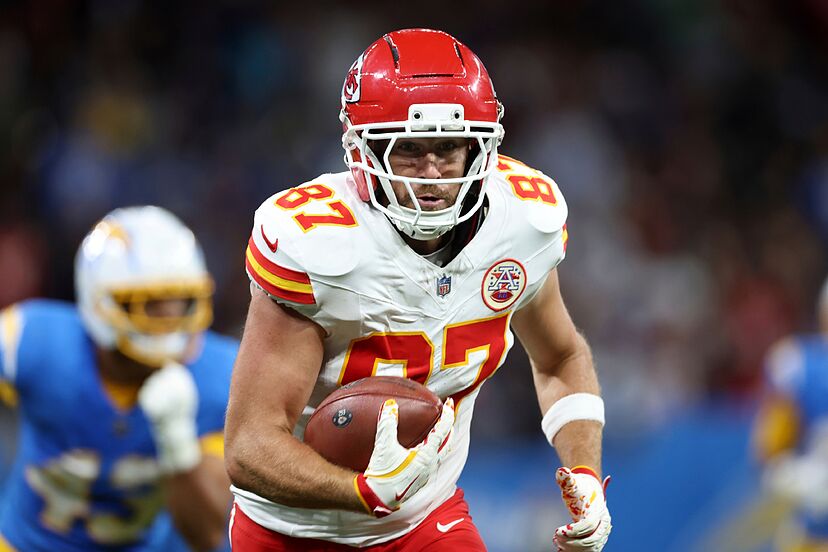 Travis Kelce steals the show ahead of Sunday Night Football with bold  pregame outfit | Marca