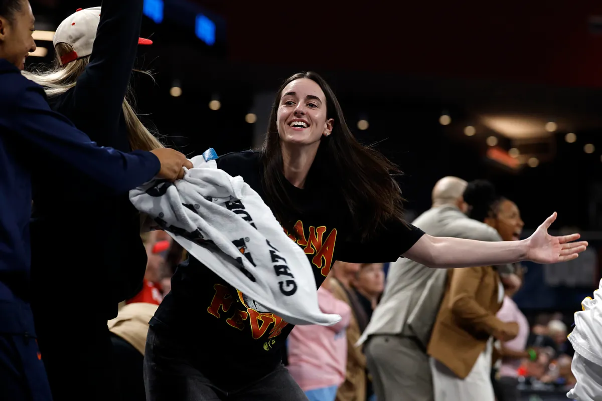 Fans melt down after Caitlin Clark joins Taylor Swift in Chiefs suite during Lions game