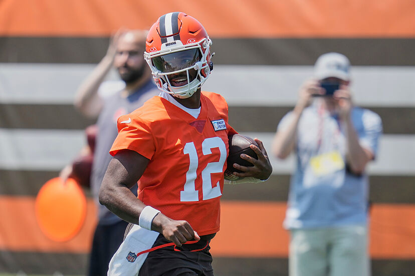 Shedeur Sanders makes a 'Patrick Mahomes' escape during Browns training when facing defensive pressure | Marca