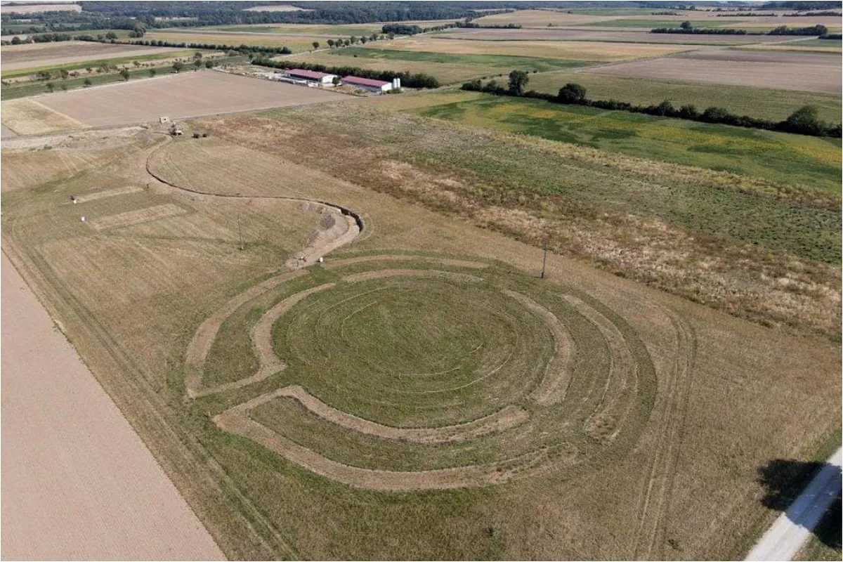 They look like UFO signals but they are the footprints of civilization millennia before Christ: the circles have been discovered in Austria and tell us a lot about our past