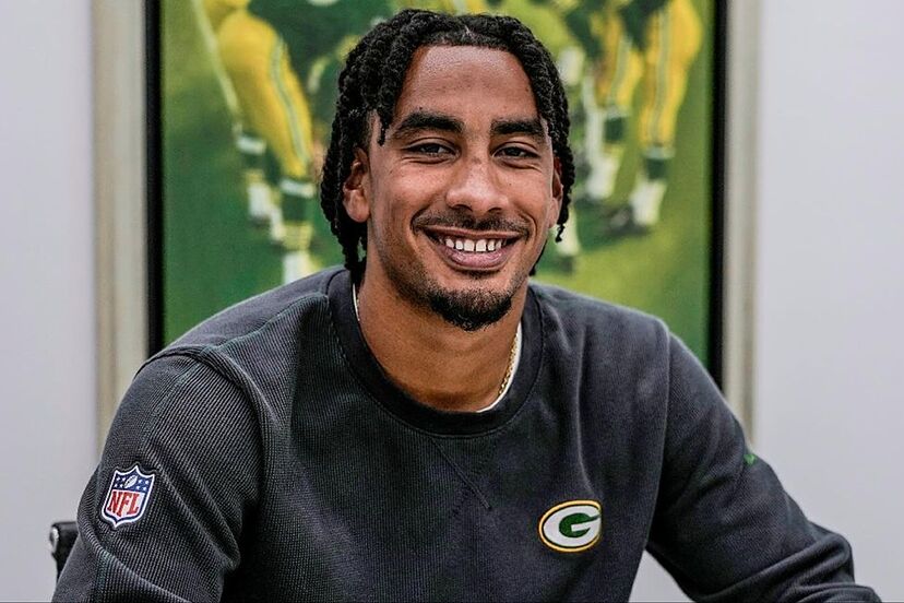 “BREAKING NEWS: NFL star Jordan Love secretly paid the rent for a struggling man for an entire year, but when he discovered the man’s true identity, he decided to purchase the entire house and gift it to the whole family. A humanitarian gesture that stunned the world.” Full story in the comments 👇👇 – manh