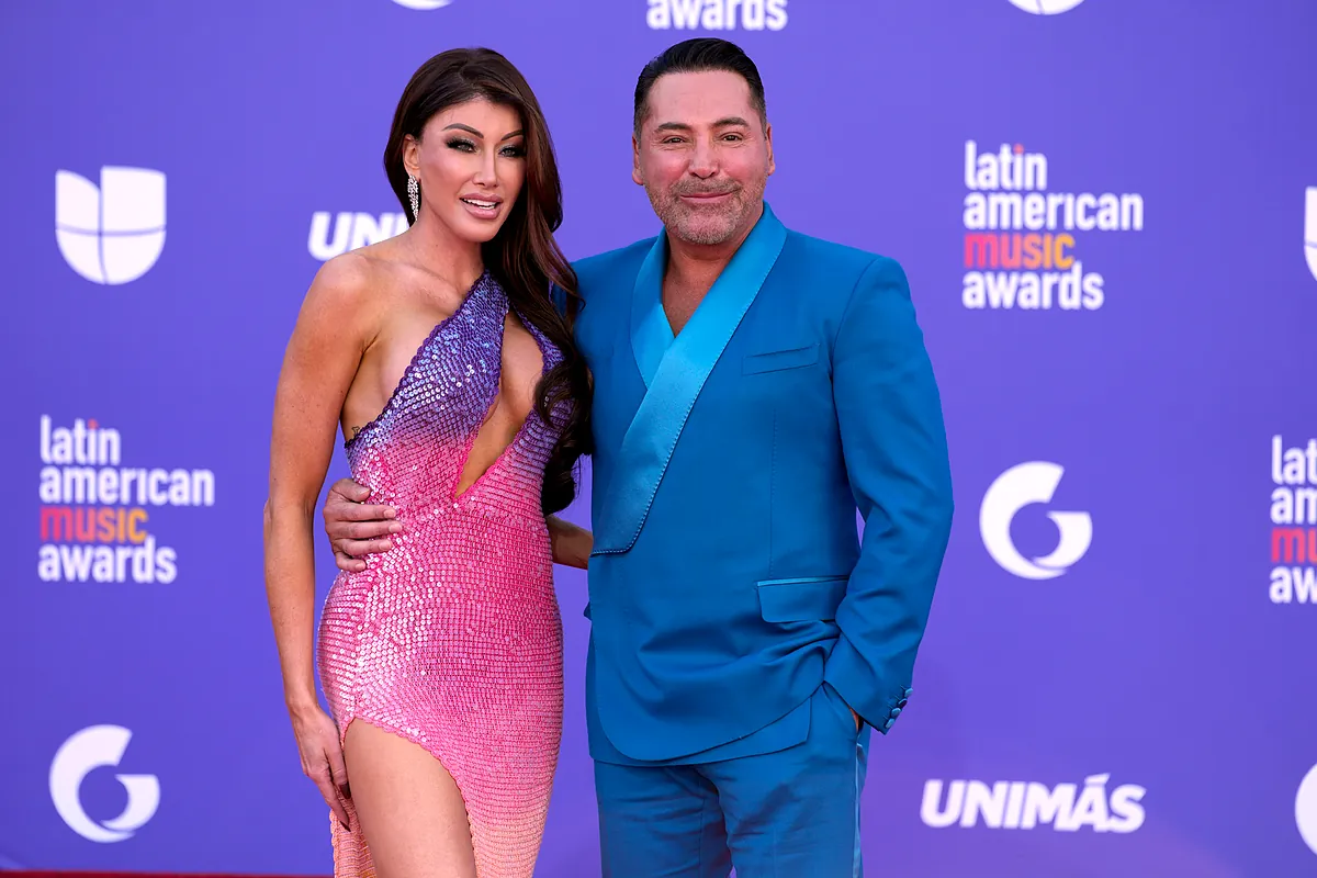 Oscar de la Hoya's girlfriend, Holly Sonders, steals the spotlight at