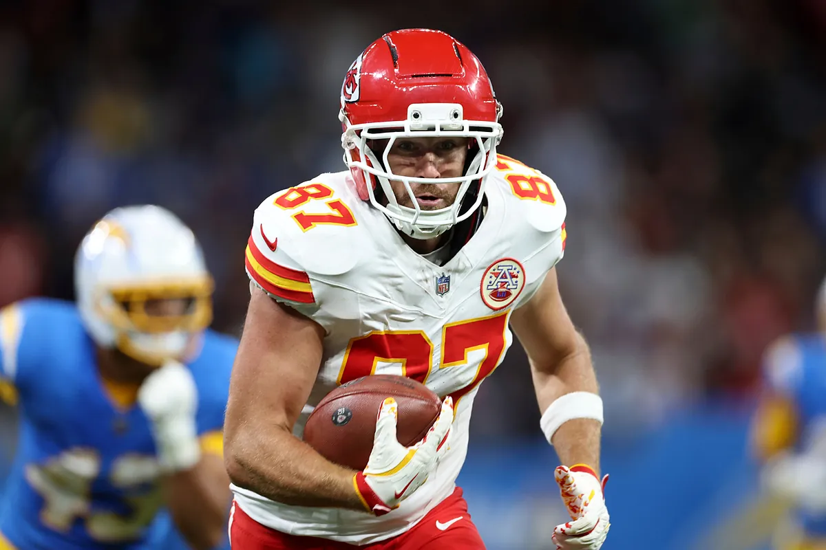Travis Kelce steals the show ahead of Sunday Night Football with bold pregame outfit