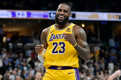 LeBron James receives the ultimate, unacceptable help from the NBA to make  the Lakers reach the playoffs | Marca