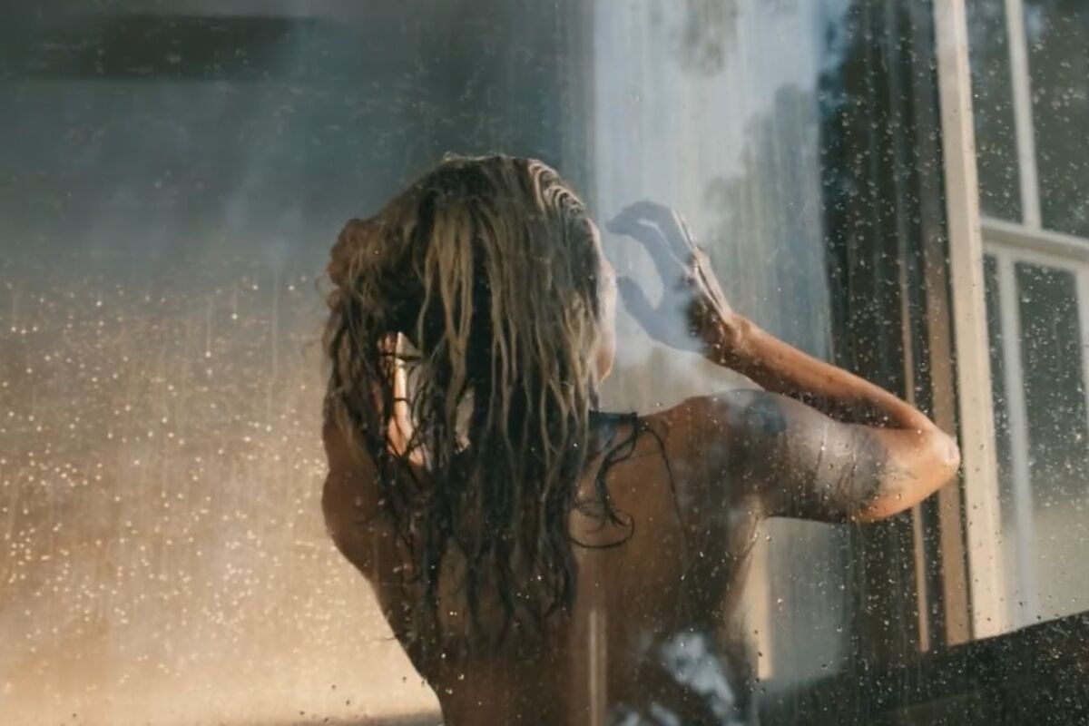 Miley Cyrus goes topless in the shower for her upcoming single Flowers |  Marca