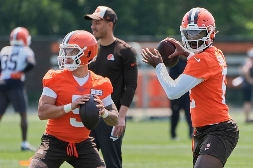 Is there a reason behind the Browins giving Dillon Gabriel more practice  reps than Shedeur Sanders? | Marca