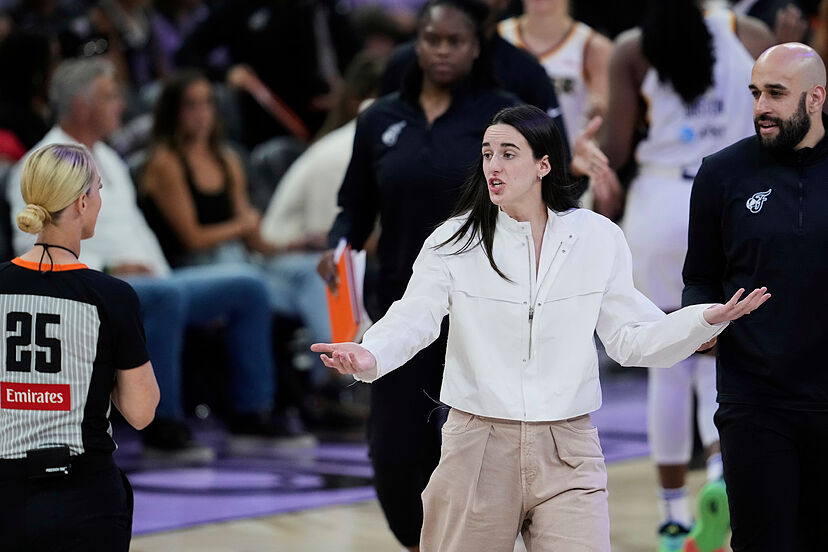 Caitlin Clark clashes with DeWanna Bonner and sends former teammate to the  bench during tense Mercury matchup | Marca
