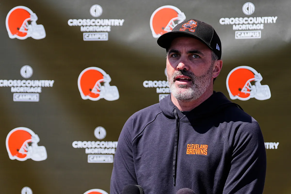 Browns coach Kevin Stefanski tries to get off the hook after an awkward  question about Shedeur Sanders and Dillon Gabriel | Marca