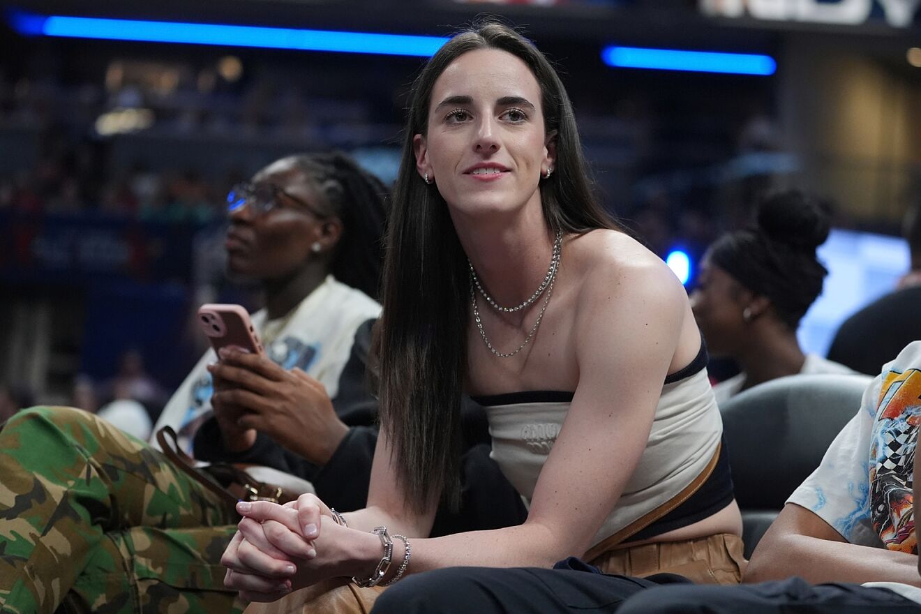 48 autographs in 2 minutes? Caitlin Clark leaves NBA speechless.