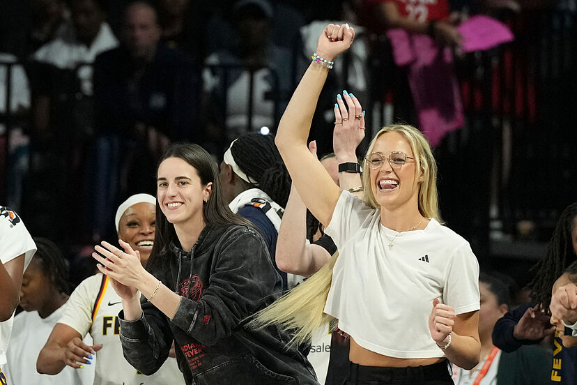 Caitlin Clark does not tolerate Sophie Cunningham's gesture and drags her teammate to "parade" in front of the press: "She forgets I have a broken leg!" | Marca
