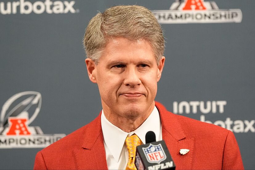 SHOCKING NEWS: Kansas City Chiefs owner Clark Hunt publicly criticizes the NFL, demands Bad Bunny's Super Bowl performance be canceled and threatens to pull the Chiefs from the league if they don't cancel...